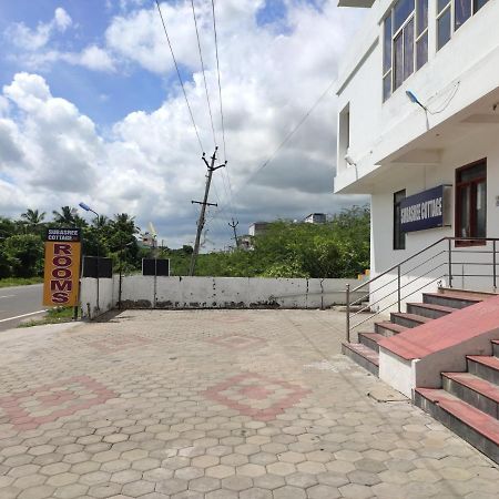 Subasree Cottage Tirunallar Bagian luar foto