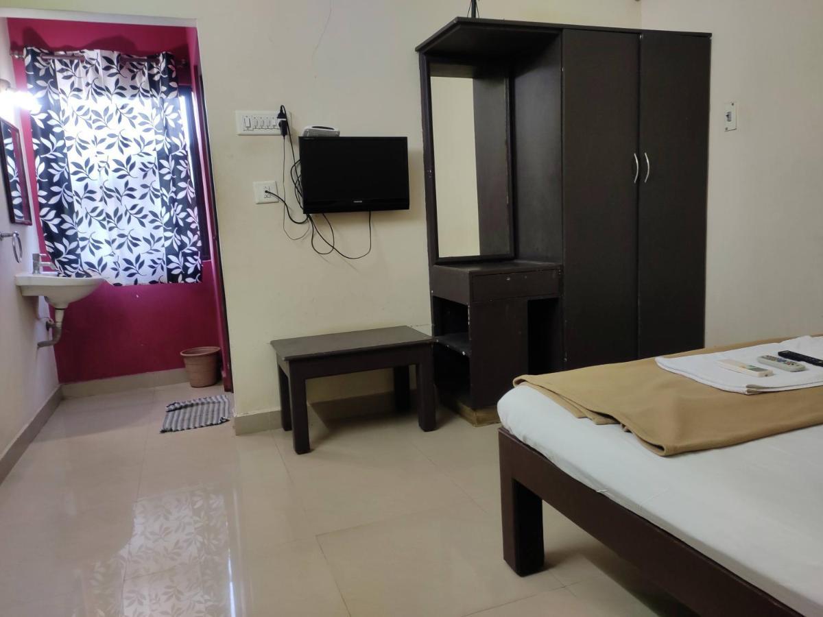 Subasree Cottage Tirunallar Bagian luar foto