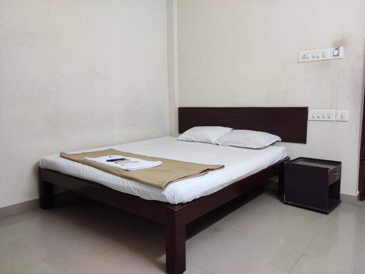 Subasree Cottage Tirunallar Bagian luar foto