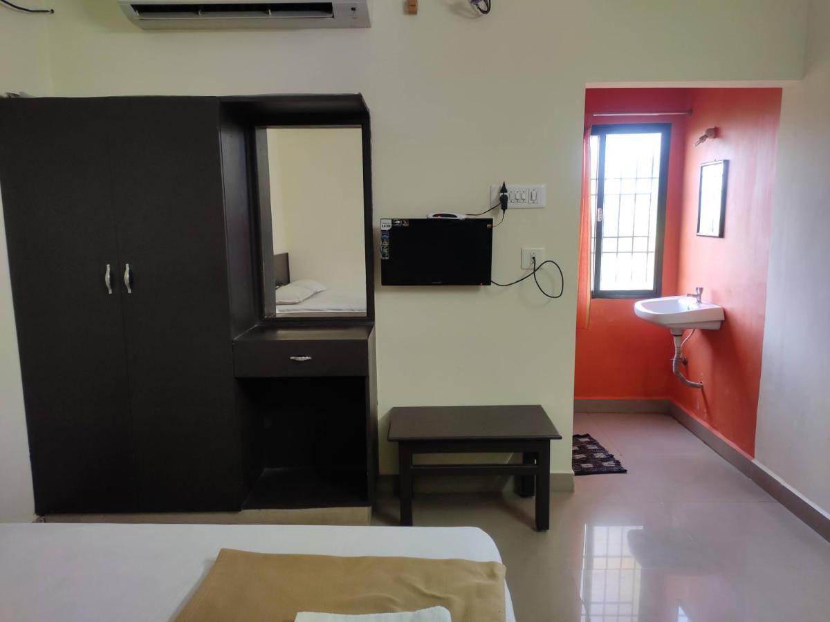 Subasree Cottage Tirunallar Bagian luar foto
