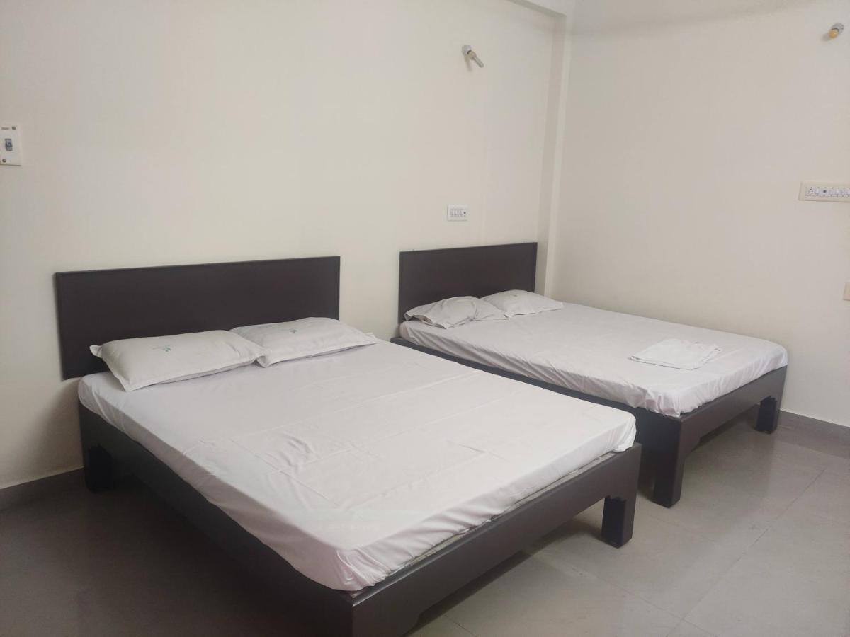 Subasree Cottage Tirunallar Bagian luar foto