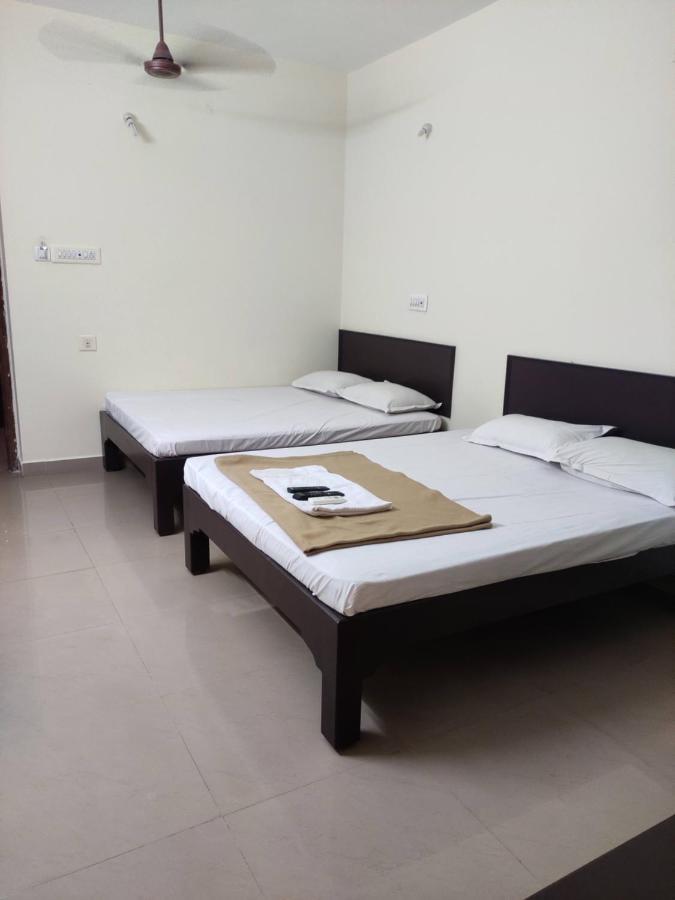Subasree Cottage Tirunallar Bagian luar foto