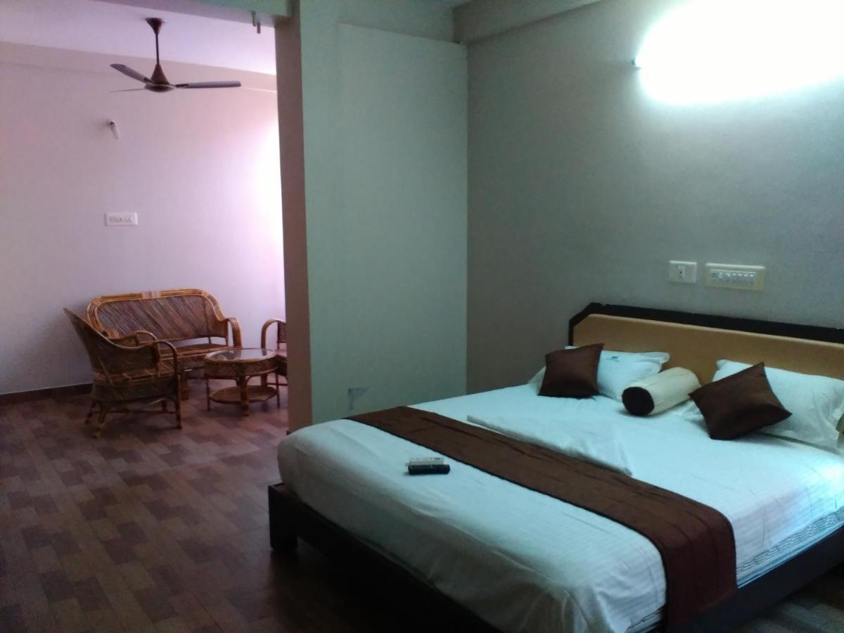 Subasree Cottage Tirunallar Bagian luar foto