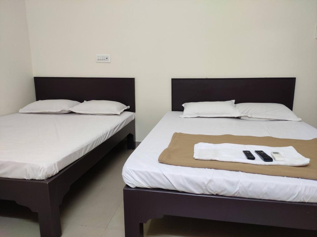 Subasree Cottage Tirunallar Bagian luar foto