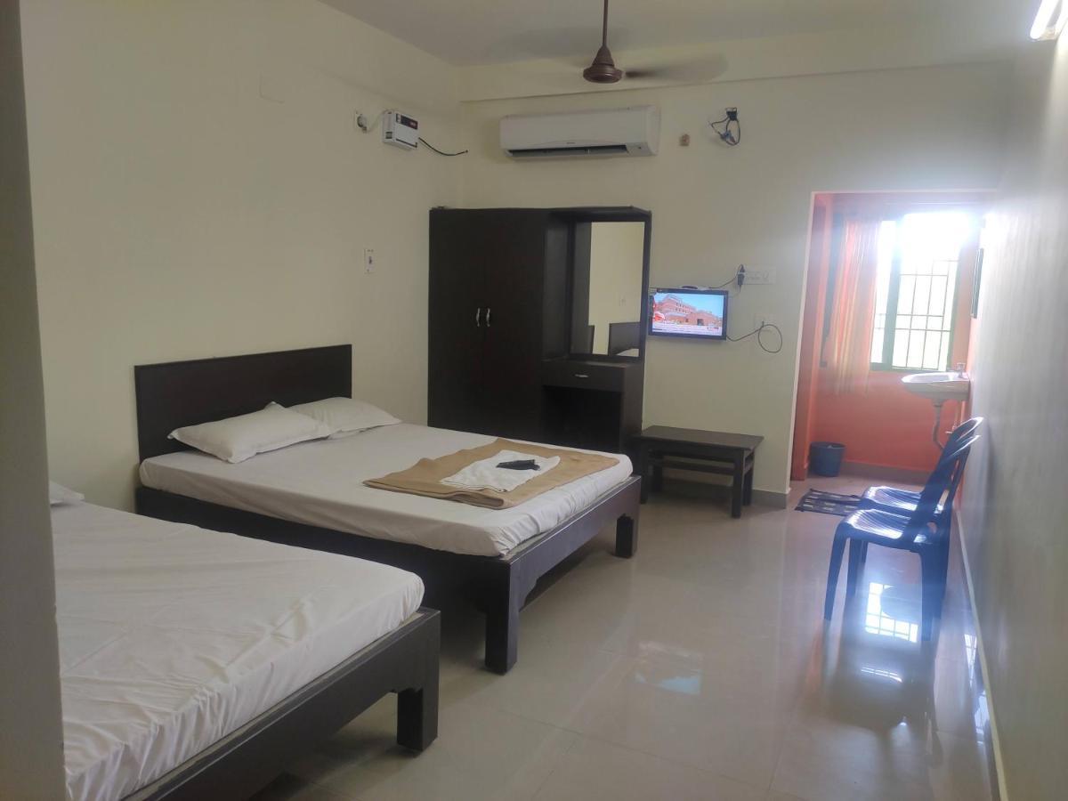 Subasree Cottage Tirunallar Bagian luar foto